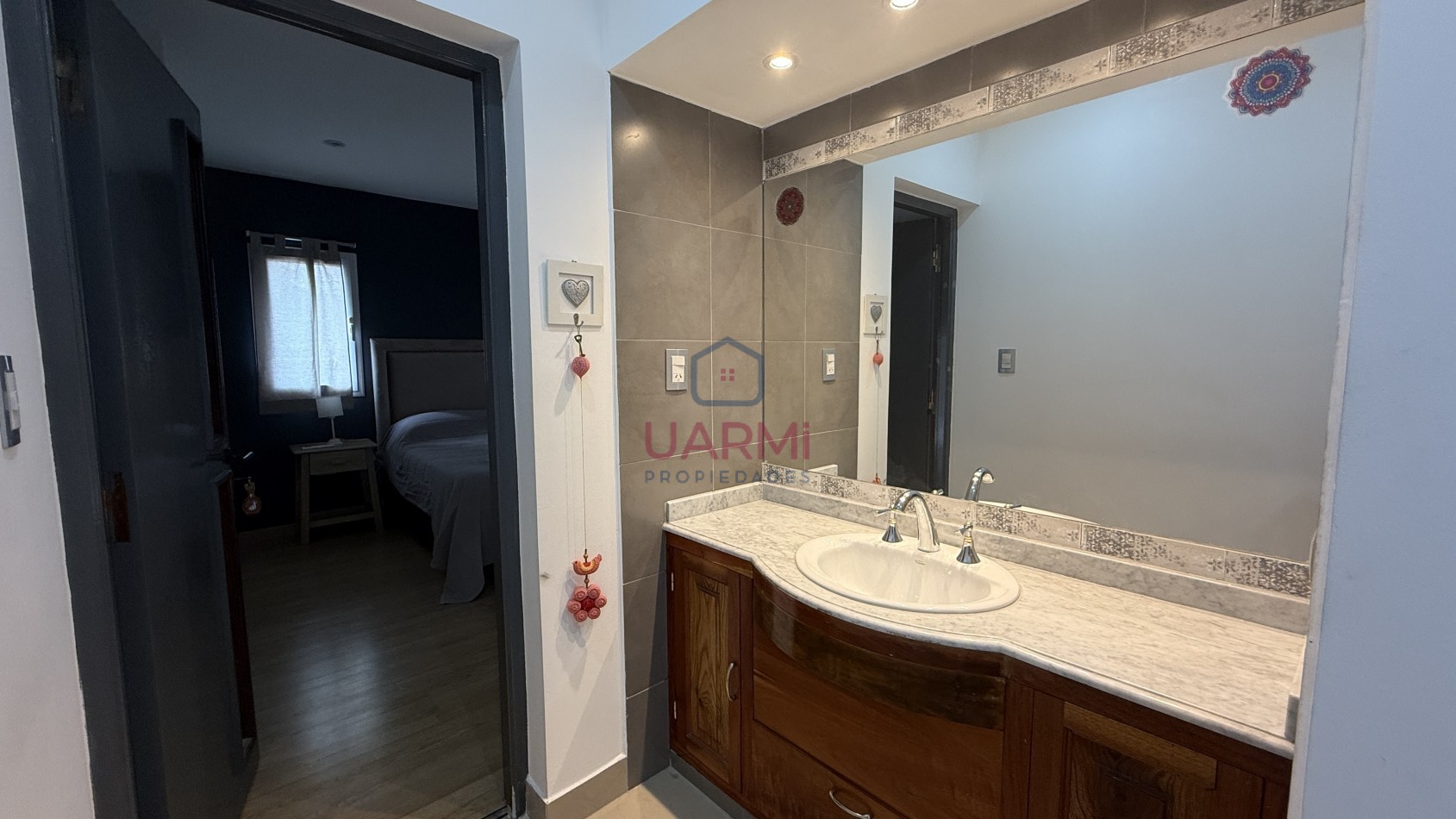 Casa en la Almudena - Ideal Hostal/Posada