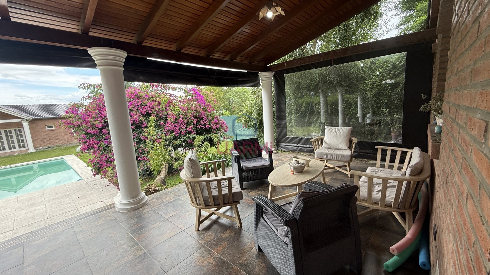 Casa en la Almudena - Ideal Hostal/Posada