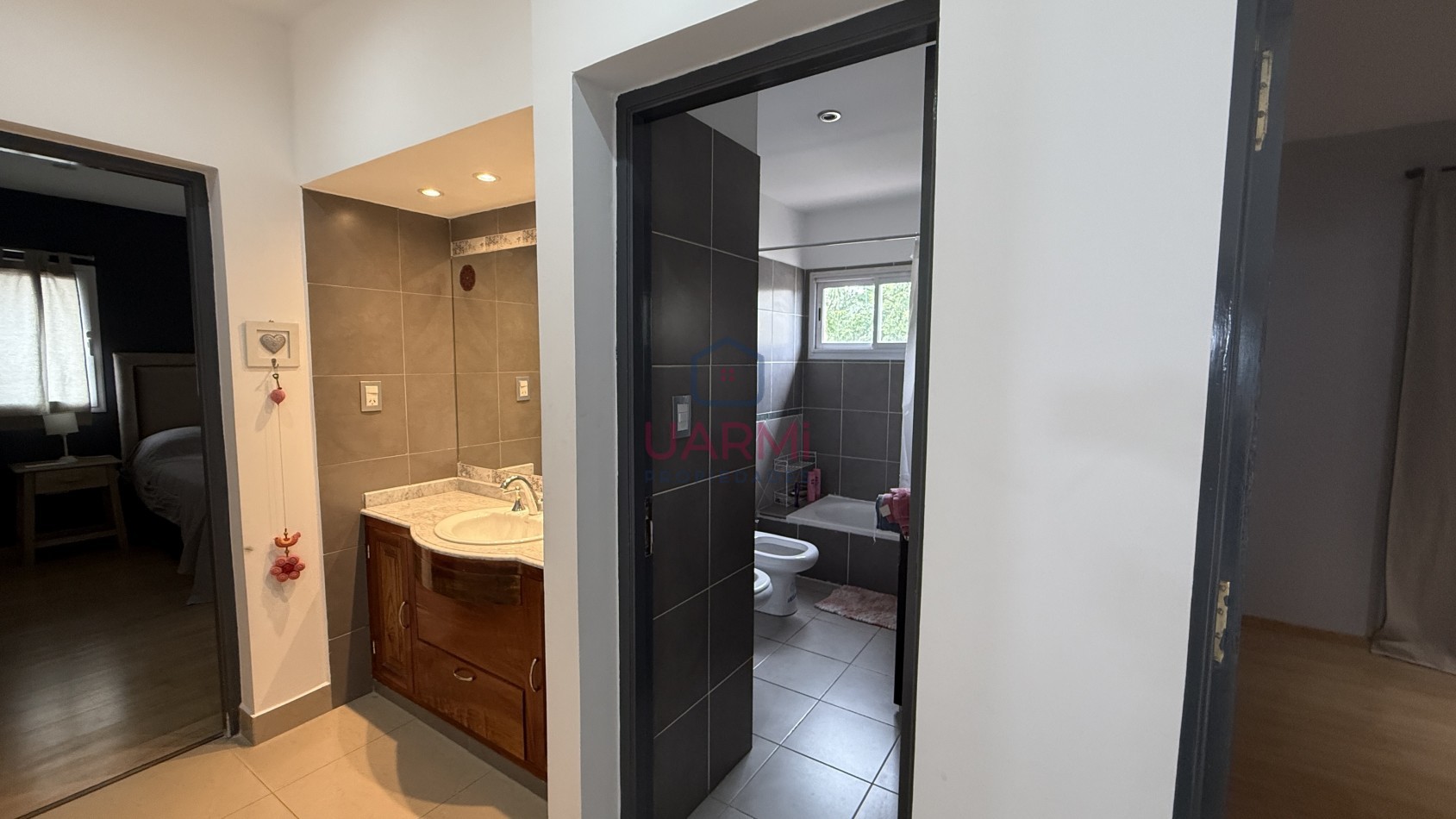 Casa en la Almudena - Ideal Hostal/Posada