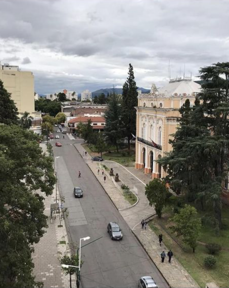 UARMI propiedades vende departamento en el centro de la ciudad de Salta Capital.